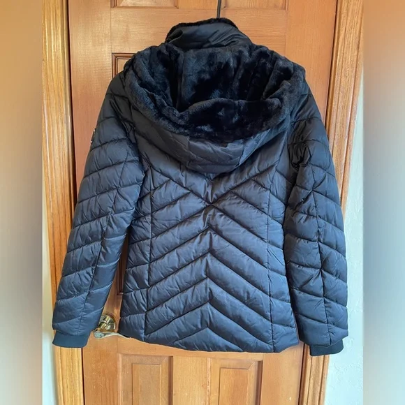 🩷NWOT Nautica Women’s Black Puffer Jacket with Hood and Faux Fur trim. size S - Picture 4 of 8